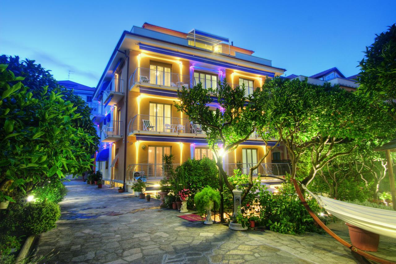 Hotel Villa Delibera ヴァラッツェ エクステリア 写真