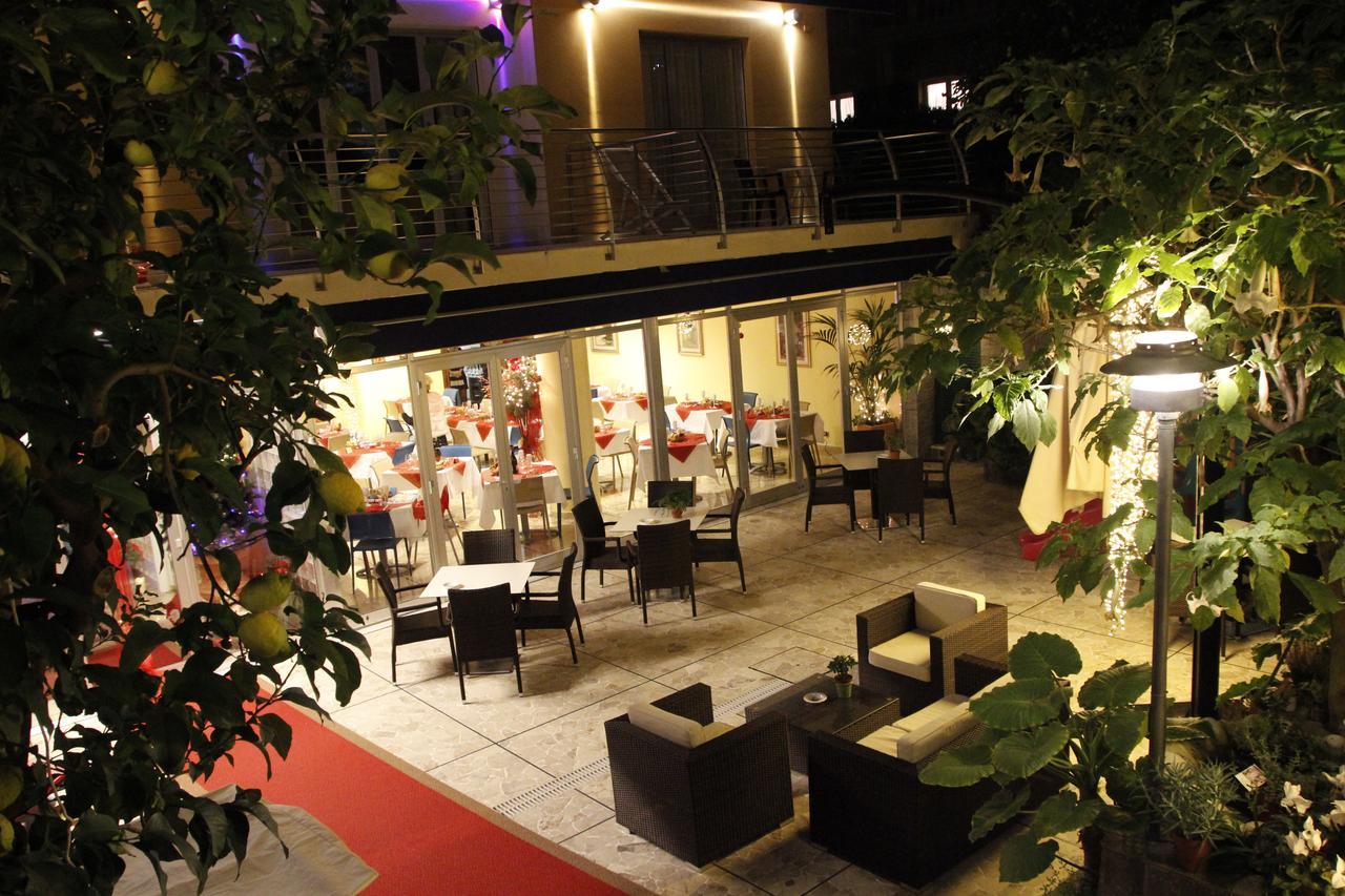 Hotel Villa Delibera ヴァラッツェ エクステリア 写真